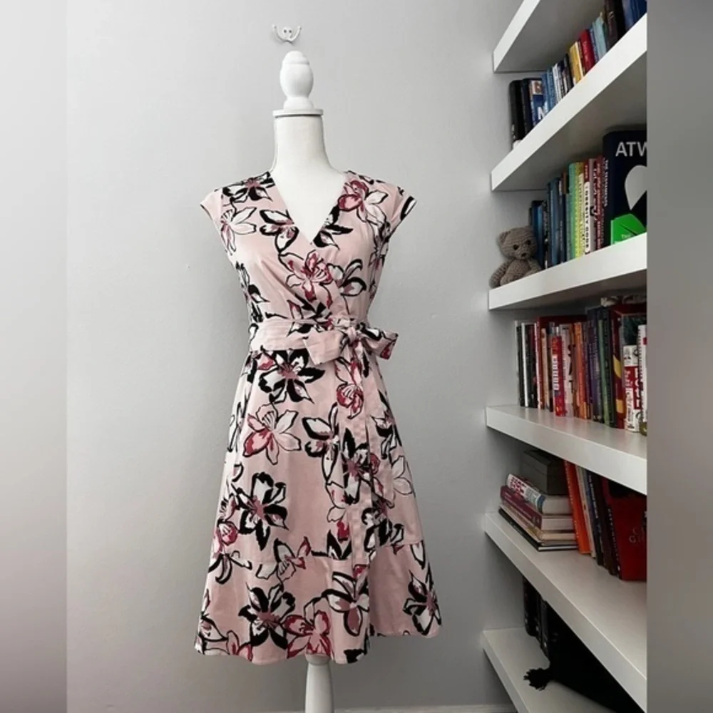 Kate Spade New York Tiger Lily print wrap dress featuring a blush pink base Sz 0
